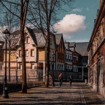 Passants dans une ruelle pavée